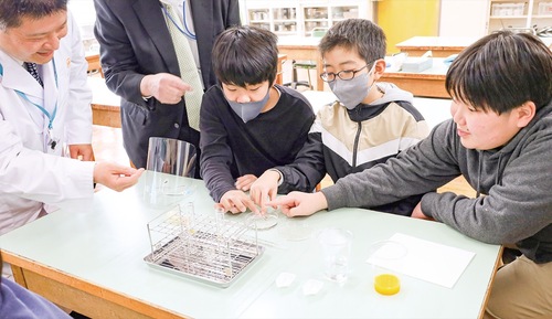 実験器具を使って薬の変化を確認（同社提供）