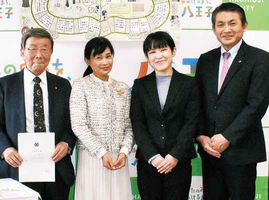 寄附受領式に出席した（右から）初宿市長、帝京大学の小林さん、今野准教授、八王子織物工業組合の樫崎理事長