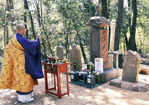 開眼供養を行う宗関寺の足利住職