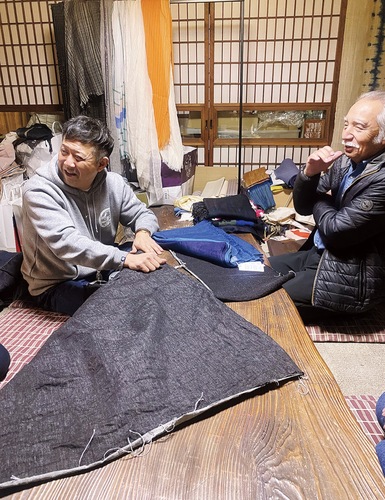 デニム生地の選定をする青木代表（左）と澤井代表