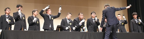 懸命にハンドベルを演奏する「ぽこあぽこ」のメンバーら