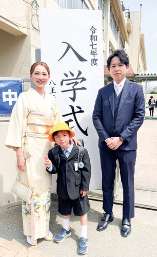 入学式に出席した新入生一家