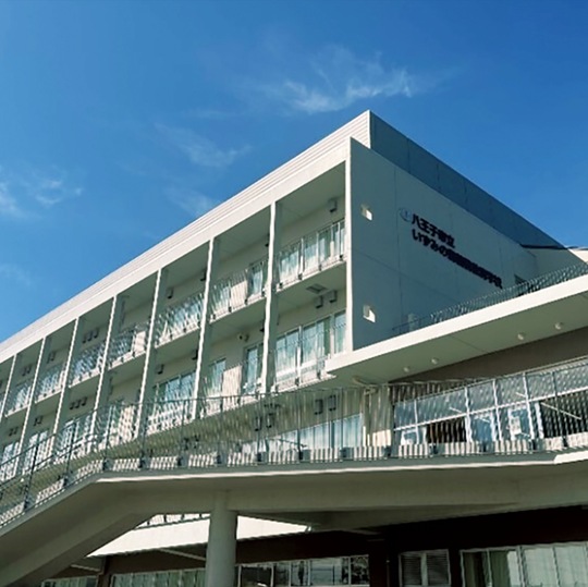 実質再生可能エネルギーの供給校の一つであるいずみの森義務教育学校