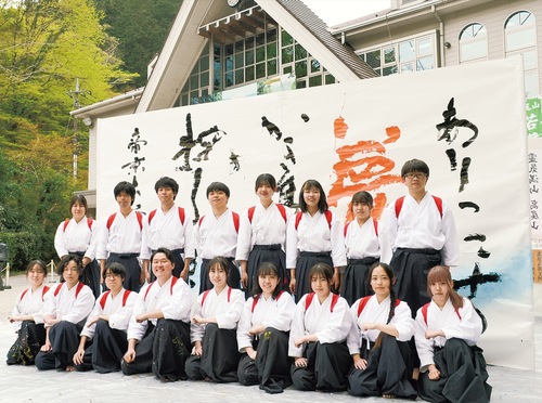 書道パフォーマンスを披露した帝京大学書道部