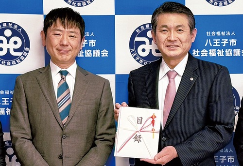 目録を渡す山下会長（左）と初宿市長