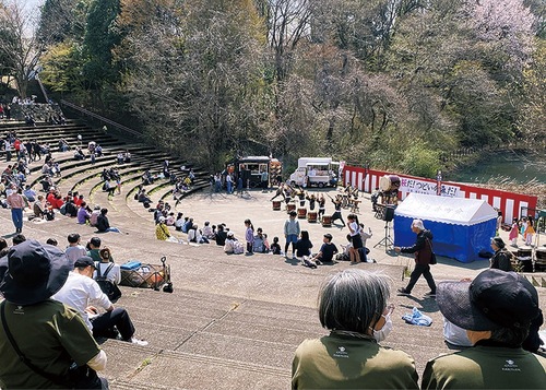 すり鉢状の「森のステージ」