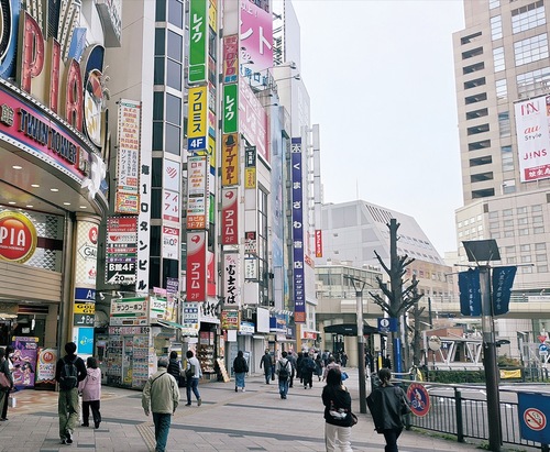 多摩地区の標準地価格高順位（商業地）で６位に入った地点付近（旭町）