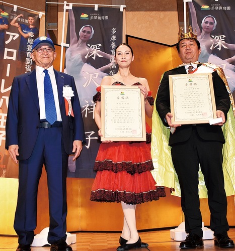 （左から）足利理事長、深沢さん、紙本さん