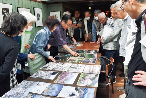 作品を前に前田さん（左から４番目）の講評を熱心に聞く参加者ら
