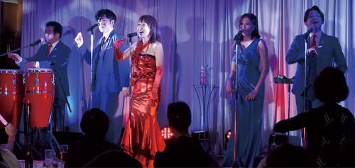 ムード漂うステージを披露