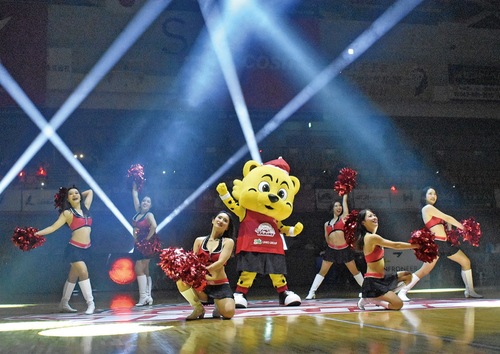 華やかなパフォーマンスで魅せるトレンチー（中央）とレイリーズ