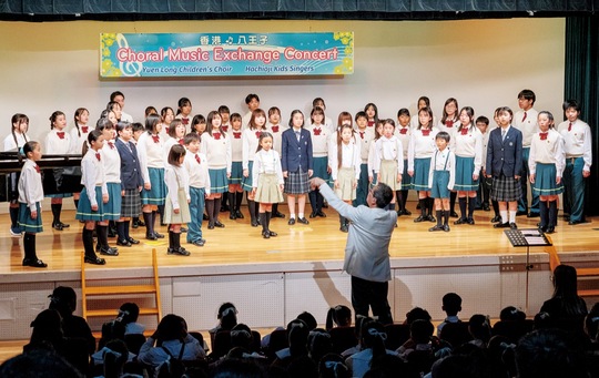 八王子と香港の子どもたちがステージに立った