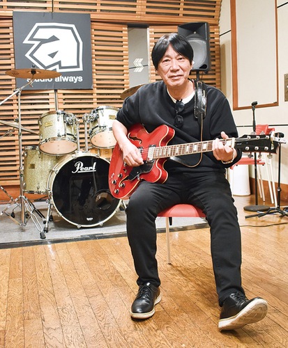 スタジオ オルウェイズでギターを弾く平田さん