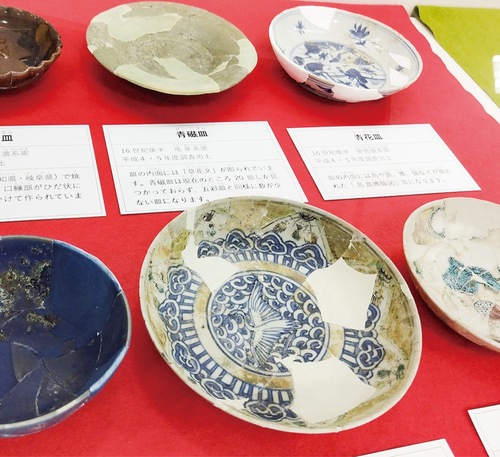 城跡から出土した陶磁器などを展示