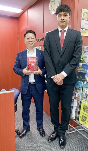 朝日土地建物の南八王子支店長（左）とビートレインズの高橋選手