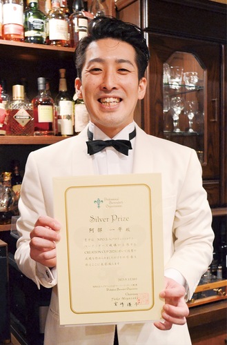 クリエイションカップの賞状を手にする阿部さん