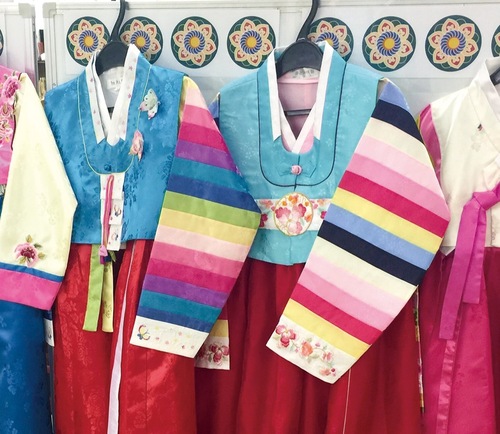 講座で試着する韓国の伝統衣装「チマチョゴリ」＝大学コンソーシアム八王子提供