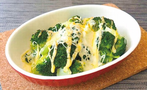 電子レンジ使用で時短にもなる「まるごとブロッコリーの焼きサラダ」＝市提供