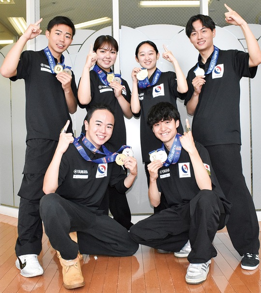 ダブルスの丹羽さん（前列左）・柴田さん（前列右）と、（後列左から）野村さん、西田さん、竹内さん、大谷さん