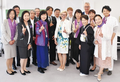 アンドレア会長（中央）とシルクレイズのメンバーら