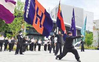 各大学が応援歌などを披露した＝６月７日・えきまえテラス