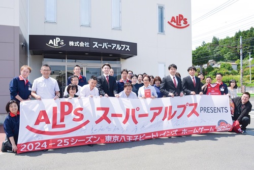 ビートレインズの選手やスタッフと交流した松本社長（左から３人目）