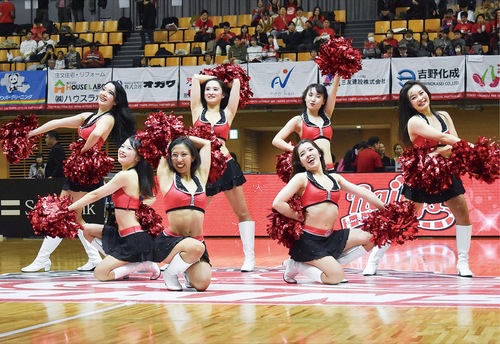 会場を盛り上げるレイリーズ