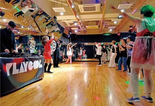 ディスコチューンに合わせ、体いっぱいダンスを楽しむ参加者たち