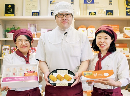 高尾ポテトを持つスタッフ