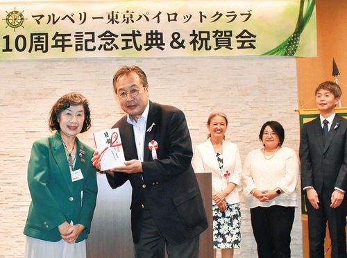 目録を手渡した高倉会長（左端）と安間教育長（左から２番目）