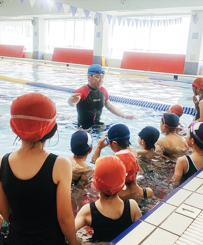 別所小の児童らに学校の水泳授業として指導するアクラブ堀之内の講師（中央）