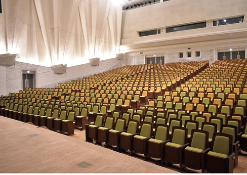 いちょうの若葉から黄葉までをイメージした客席の布地