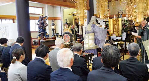 祭神に感謝と地域産業の発展を願い手を合わせた