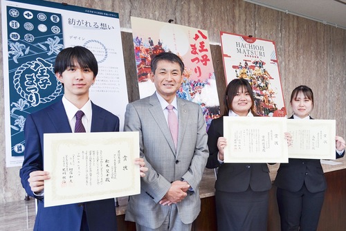 （左から）松本さん、初宿市長、宮崎さん、高橋さん