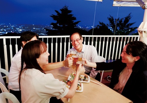 夜景を眺めながら乾杯できる席もある