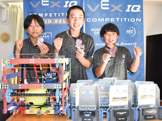 メダルを掲げる（左から）松山さん、今泉隆志さん、翔さん