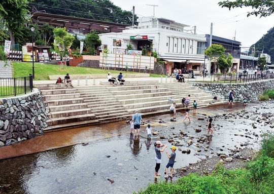 案内川の階段護岸と一体となっている高尾山ふもと公園