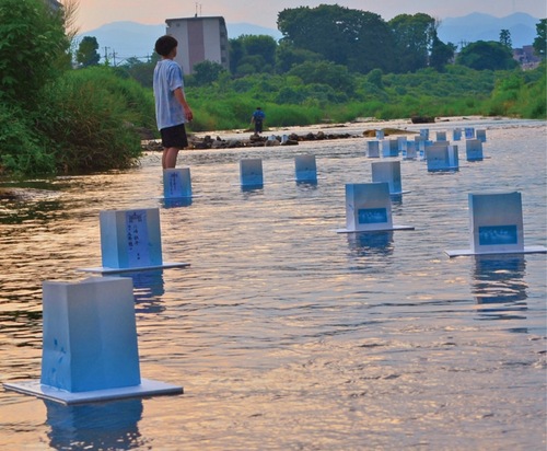 浅川にとうろうを流す