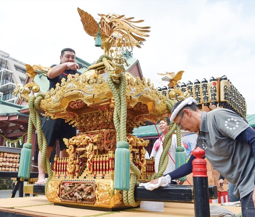 宮神輿を丁寧に清掃した