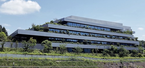 南大沢駅前にある全薬工業（株）の研究開発センター