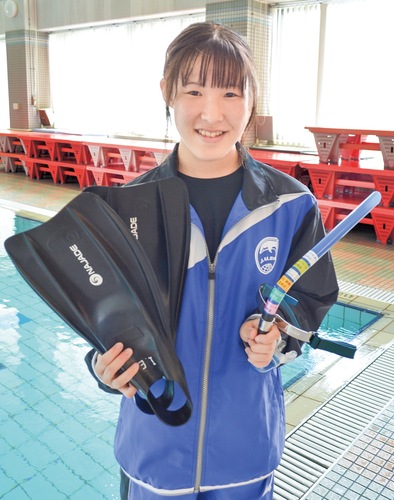 日本代表のジャージ姿で愛用のフィンとシュノーケルを手にする遠藤さん