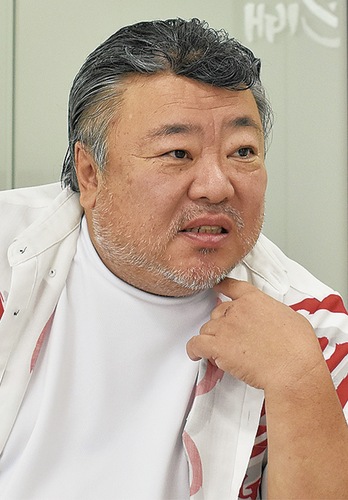 インタビューに応える白柳さん