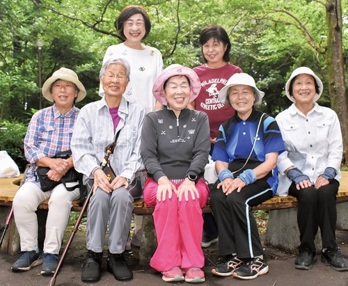 霜降会長（前列中央）とメンバーら