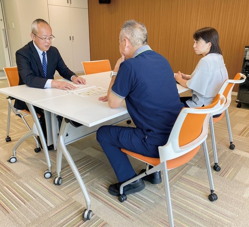 老後やお金に関する相談を受ける（写真はイメージ）