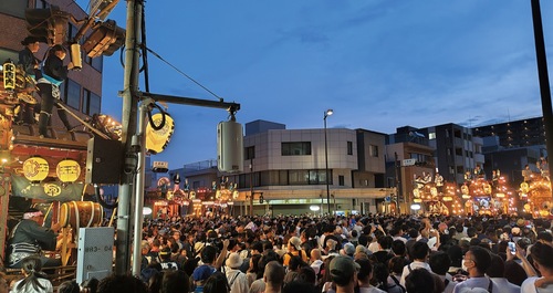 八幡大辻（本郷横丁交差点）に10台の山車が集う「大辻合わせ」