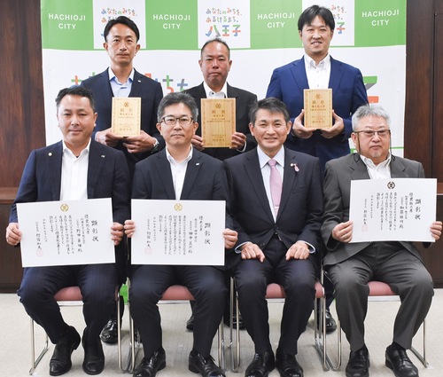 （前列左から）野田代表、田中社長、初宿市長、加藤代表