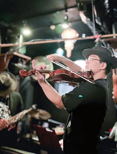 バイオリンの音色を奏でる竹内さん＝本人提供