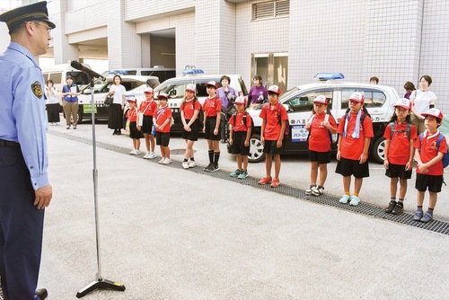 あいさつする堀口署長（左）と参加したキッズパトロール隊