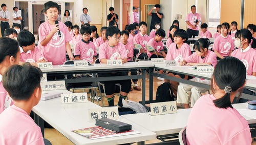 サミットで意見を述べる各校の代表児童