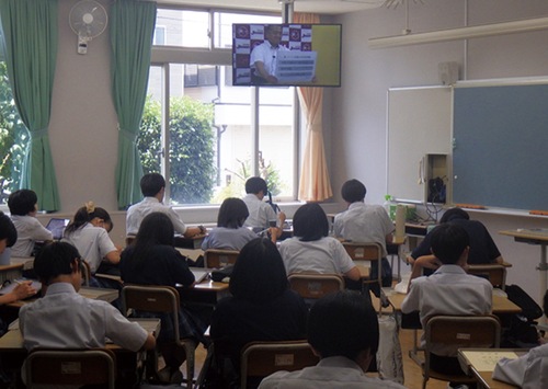 闇バイトの特徴を聞く八王子実践の生徒たち＝同署提供